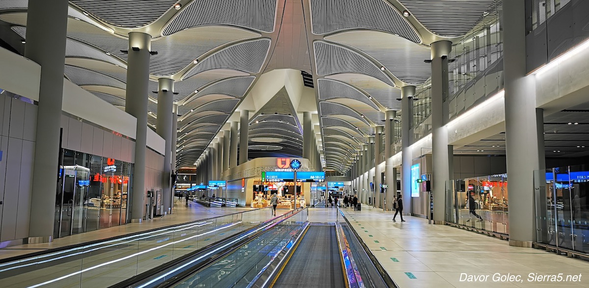 Notranjost odhodnega dela terminala na novem letališču v Istanbulu