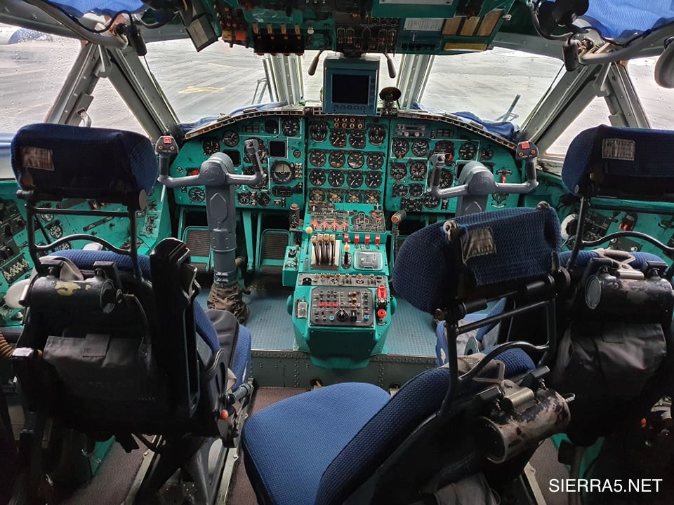 Višina pilotske kabine je 4.4 metra nad tlemi, kar je podobno kot pri večjih ”bratih”, Antonovu An-124 ”Ruslan” in An-225 ”Mriya”.