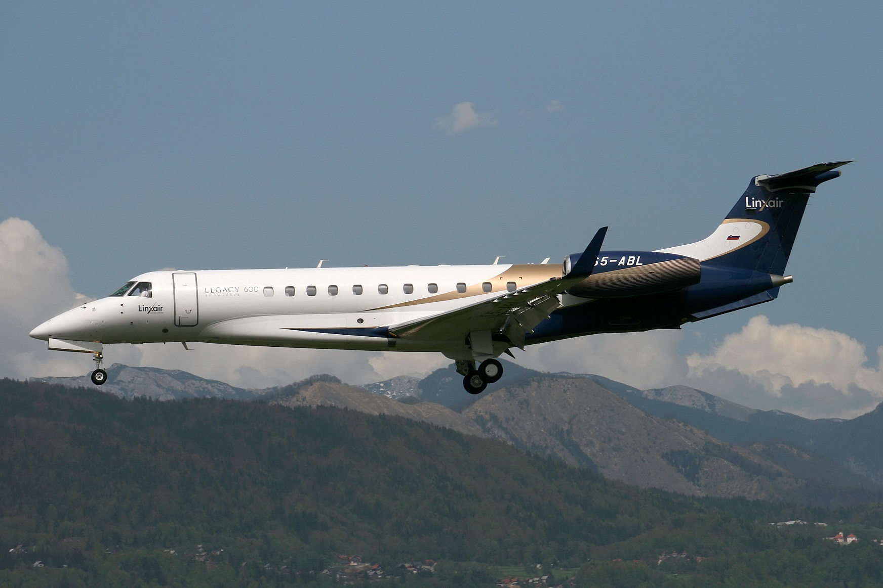 Embraer EMB-135BJ Legacy Linxair reg. S5-ABL foto: Boštjan Henigman