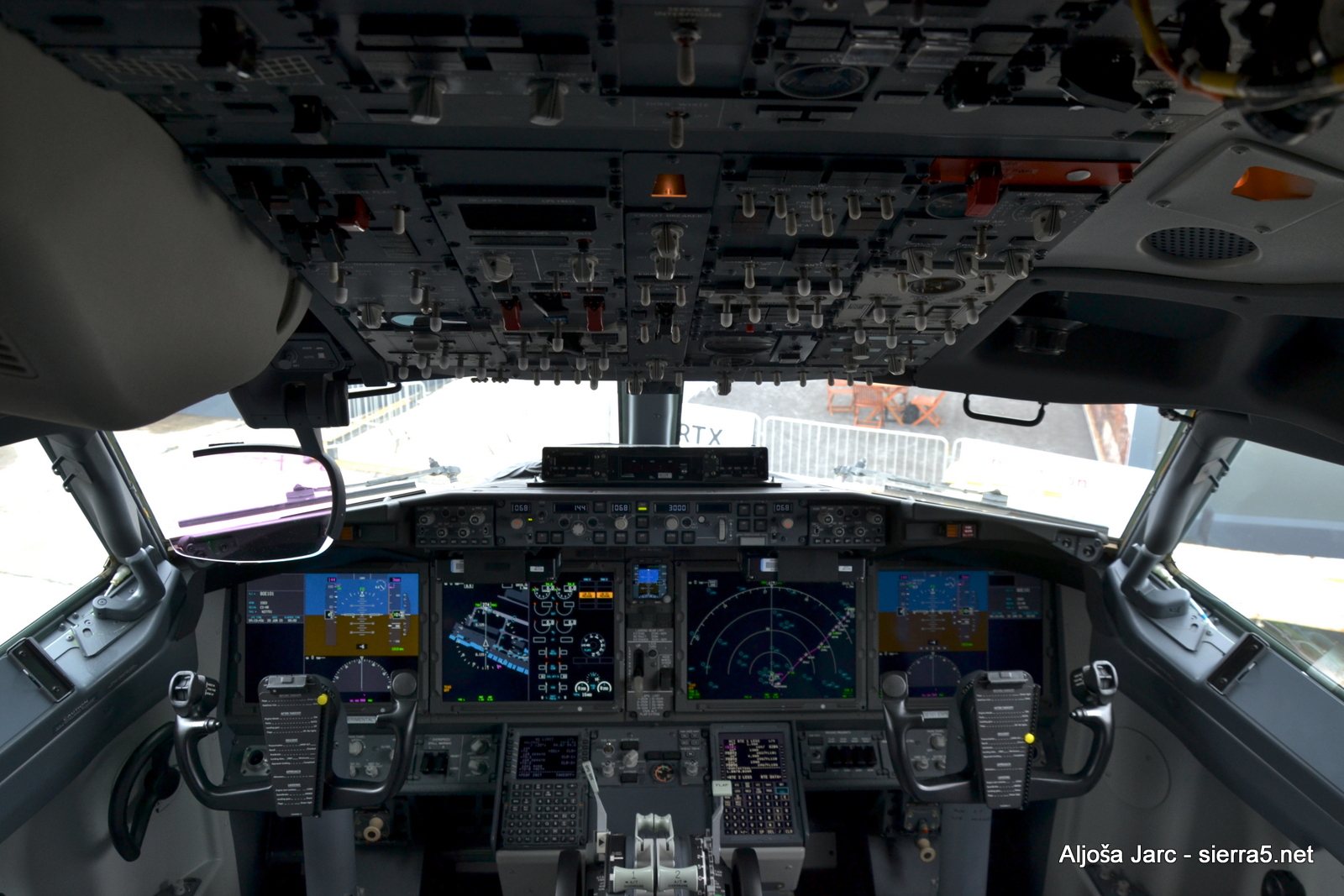 Boeing B737MAX 10 kokpit