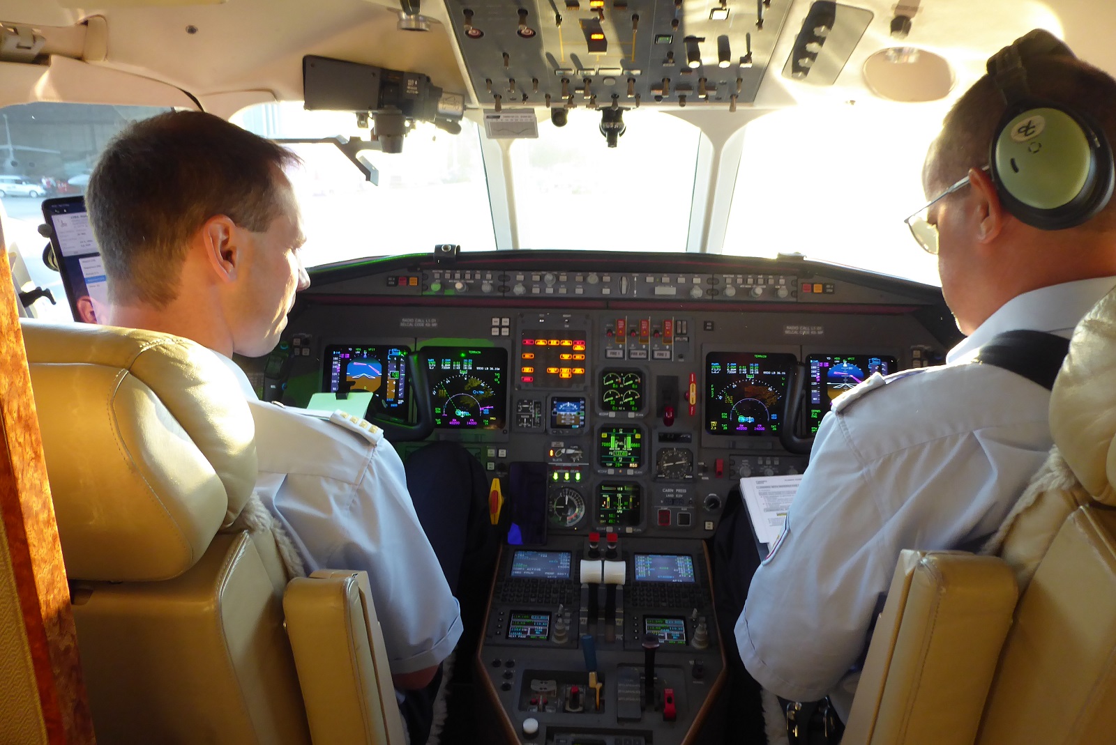 pilot Stotnik Robi resnik nas falconu (Levo)