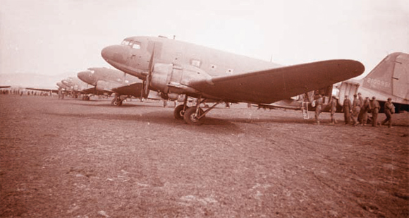 c-47_ameriskega_vojnega_letalstva_na_letaliu_otok.jpg