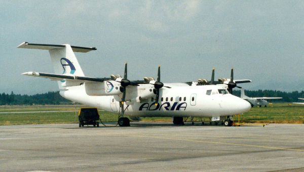 adria_airways_dash-7_na_ploscadi.jpg