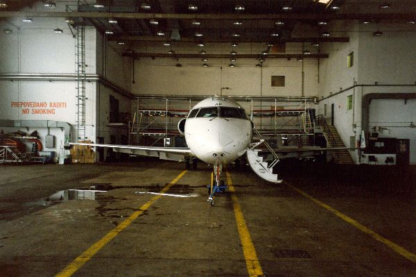 CRJ-200LR v hangerju na Brniku crj-200lr_v_hangerju_aa.jpg