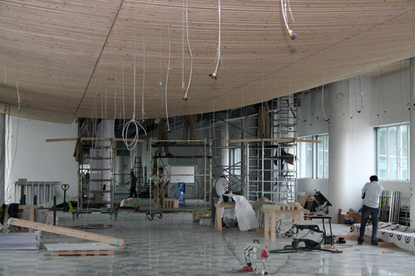 terminal_1_notranjost_med_gradnjio_april_2007.jpg