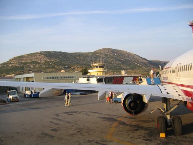 Pogled na letališko zgradbo pred vstopom v letalo B737 Air Berlin - 048 048_-_samos_iz_let.jpg