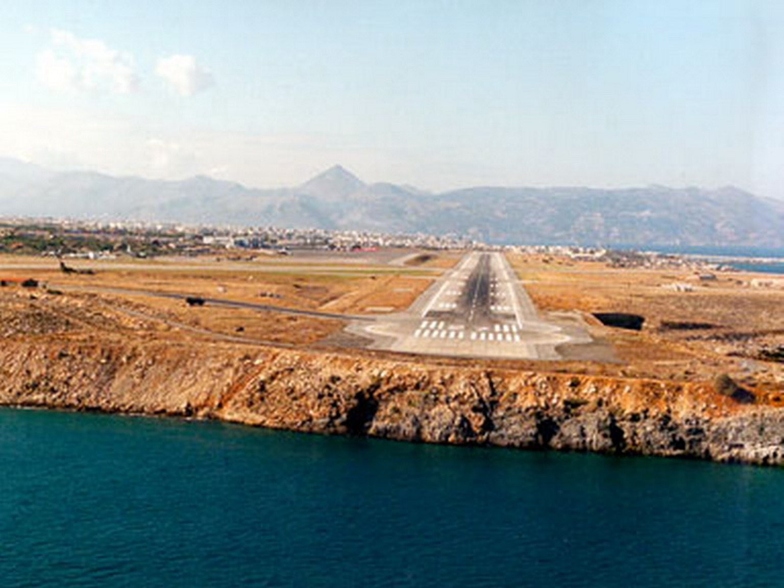 Pogled na stezo letališča Heraklion pri pristanku iz morske smeri - 052 052.jpg
