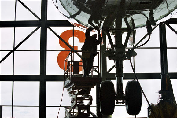 701_-_b747_front_wheel.jpg