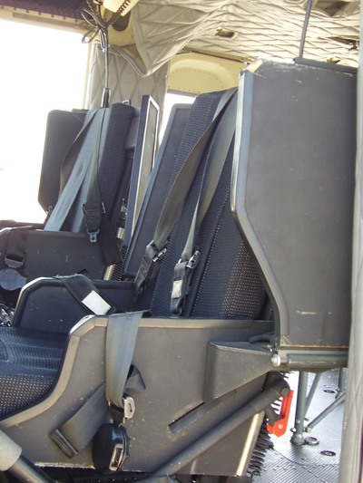 lepo_vidne_zascitne_plosce_iz_kevlarja_ki_varujejo_pilota_helikopterja_b412_ki_letijo_na_kosovu.jpg