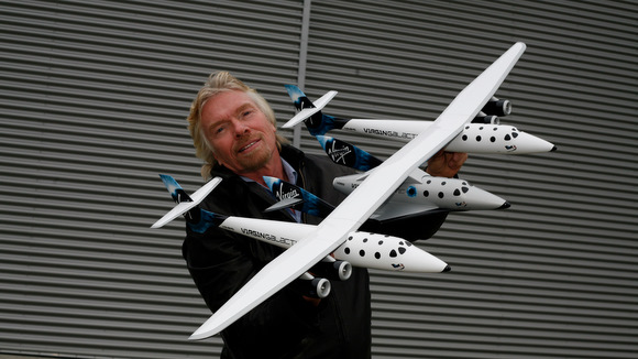 richard_branson_z_maketo_spaceshiptwo_vesoljsko_plovilo_2.jpg