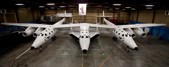 spaceshiptwo_vesoljsko_plovilo_2_v_hangarju_scaled_composites.jpg
