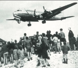 Otroci so z navdušenjem pričakovali bombone berlinski_zracni_most.jpg